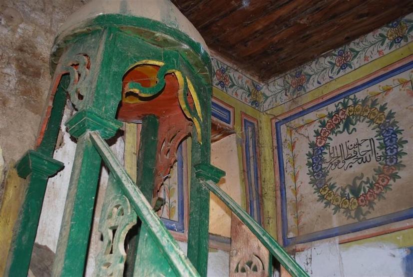 Koruma altındaki tarihi cami göz göre göre yok oluyor