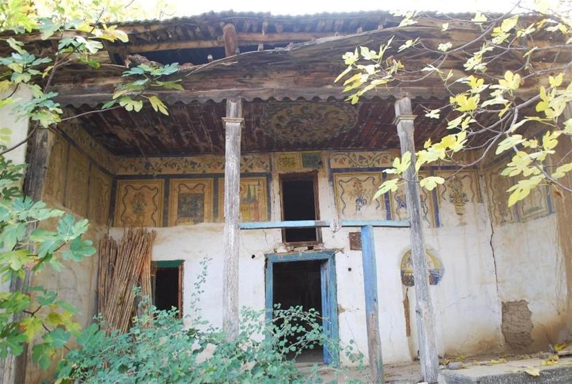 Koruma altındaki tarihi cami göz göre göre yok oluyor