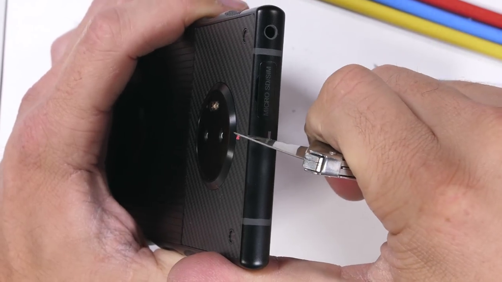 Red Hydrogen Oneın ekranı yanmıyor kendi kendini tamir ediyor