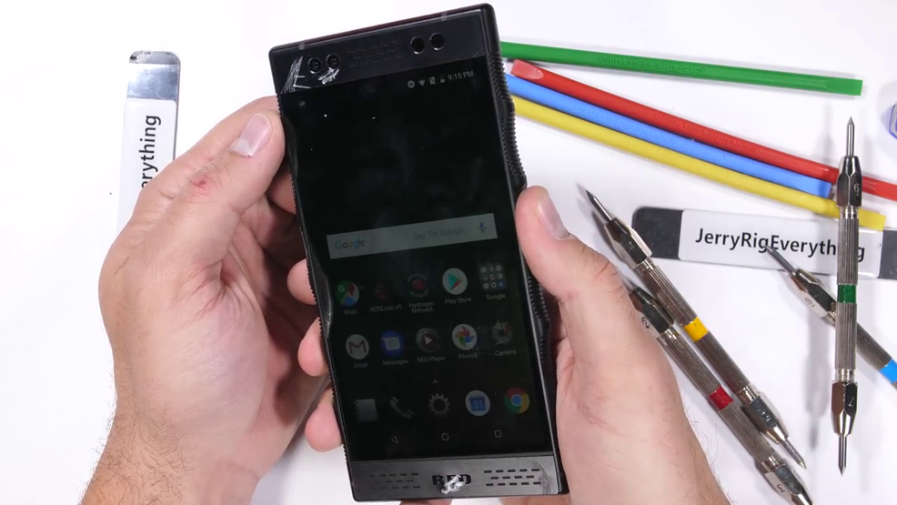 Red Hydrogen Oneın ekranı yanmıyor kendi kendini tamir ediyor