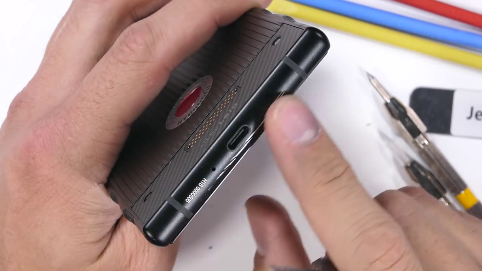 Red Hydrogen Oneın ekranı yanmıyor kendi kendini tamir ediyor