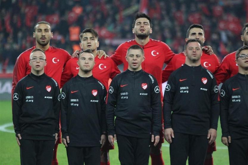 Demirören ailesinden Milli Takıma destek