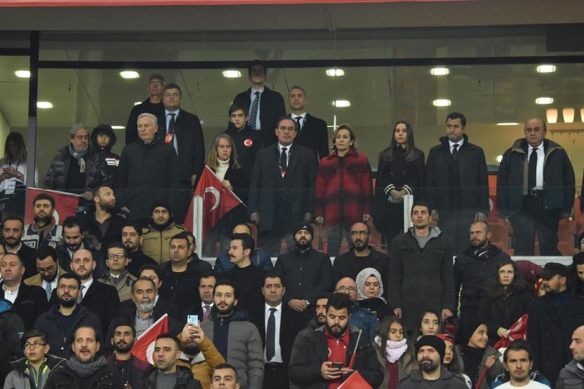 Demirören ailesinden Milli Takıma destek