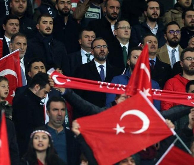 Demirören ailesinden Milli Takıma destek