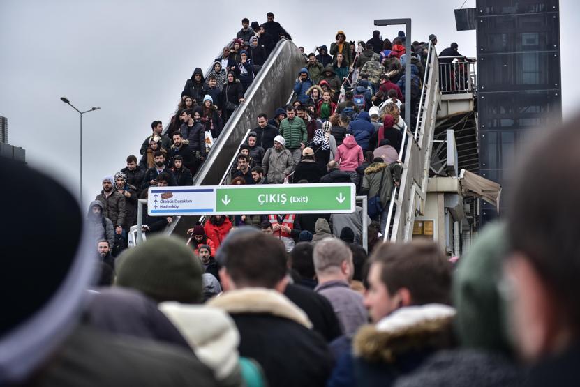 Son günde vatandaşlar akın etti, trafikte kilometrelerce kuyruk oluştu