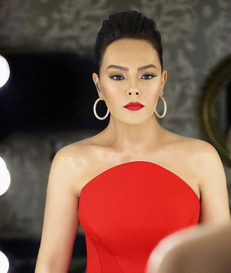 Ebru Gündeş köfte dudak modasına uydu