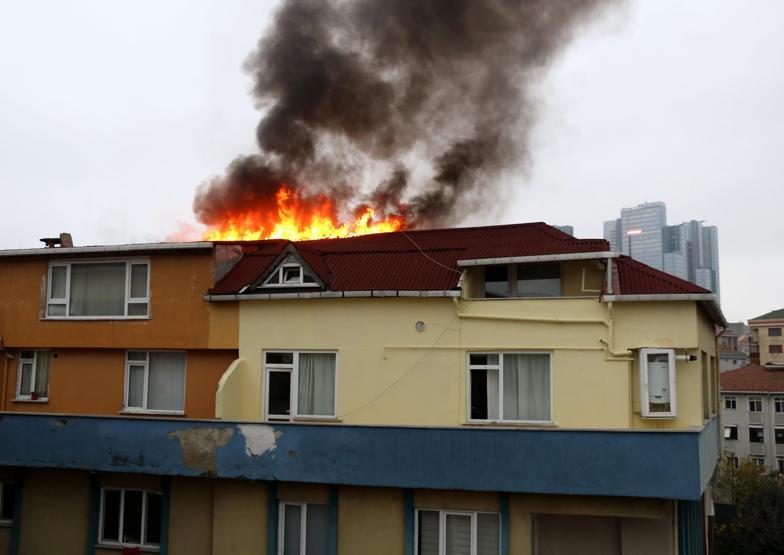İki daire yandı, halk itfaiye geçsin diye parke taşlarını kaldırdı