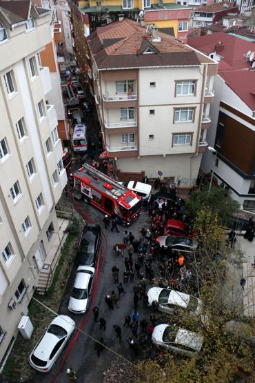 İki daire yandı, halk itfaiye geçsin diye parke taşlarını kaldırdı