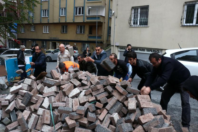 İki daire yandı, halk itfaiye geçsin diye parke taşlarını kaldırdı