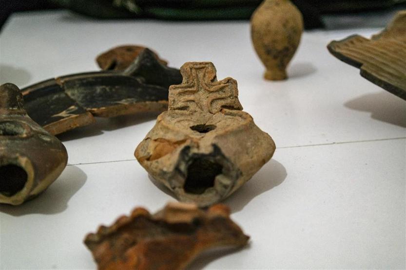 Tarihi Roma Tiyatrosundan 2500 yıllık seramikler çıktı