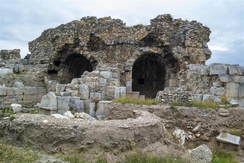 Tarihi Roma Tiyatrosundan 2500 yıllık seramikler çıktı
