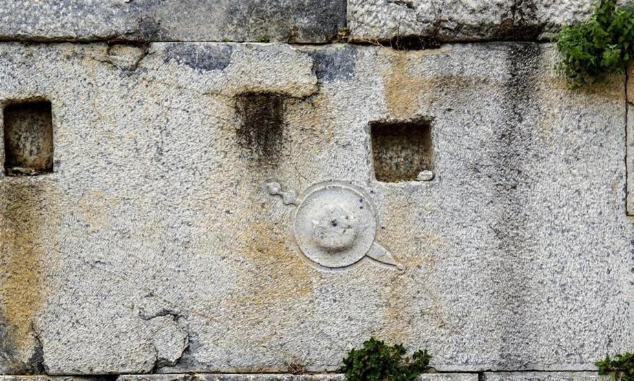 Tarihi Roma Tiyatrosundan 2500 yıllık seramikler çıktı