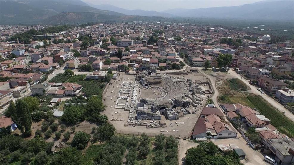 Tarihi Roma Tiyatrosundan 2500 yıllık seramikler çıktı