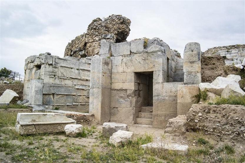 Tarihi Roma Tiyatrosundan 2500 yıllık seramikler çıktı