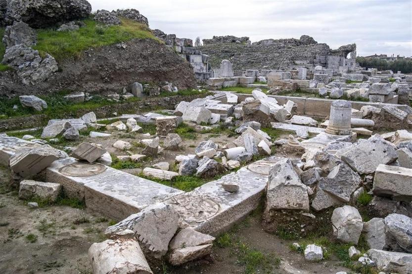 Tarihi Roma Tiyatrosundan 2500 yıllık seramikler çıktı