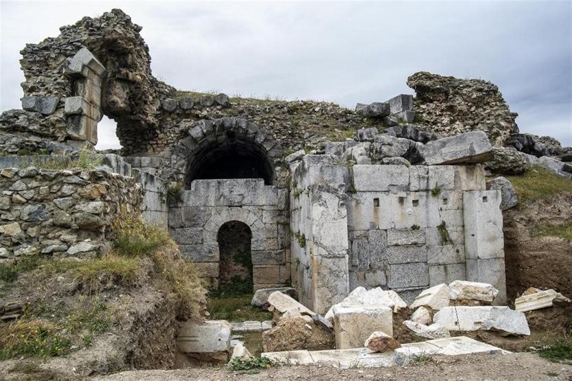 Tarihi Roma Tiyatrosundan 2500 yıllık seramikler çıktı