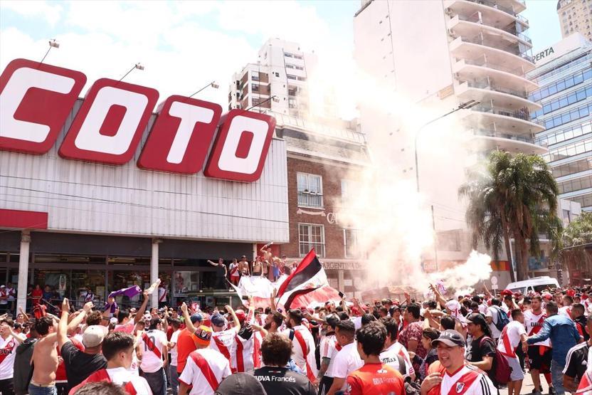 River Plate - Boca Juniors finali olaylar nedeniyle ertelendi