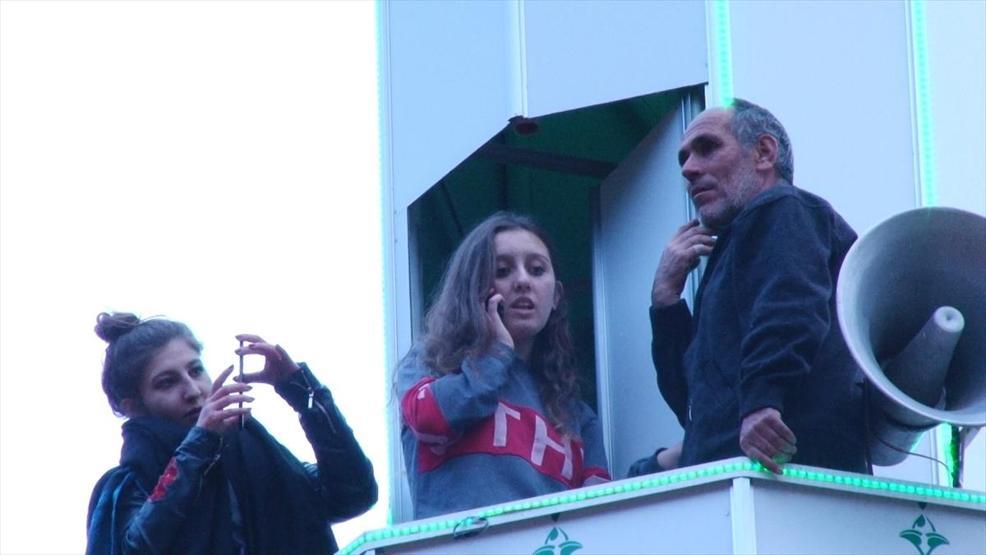 Cami önünde telefon sırası