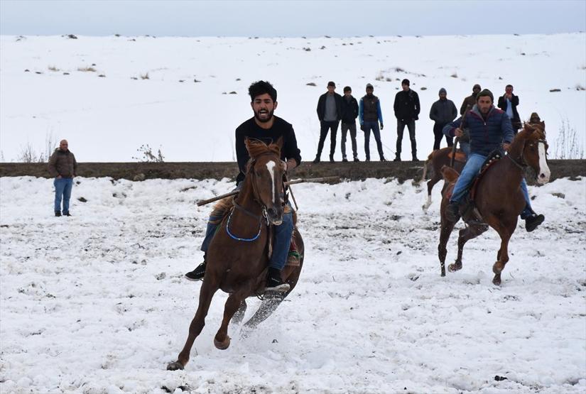 Kar düşünce atlar sahaya sürüldü