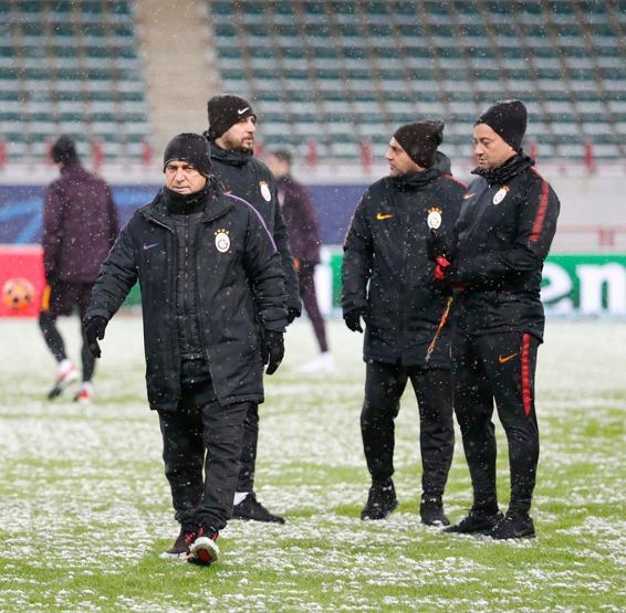 Galatasaraylı futbolcuların soğukla imtihanı