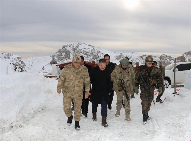 Hakkari Valisi Yüksekova Üs Bölgesini ziyaret etti