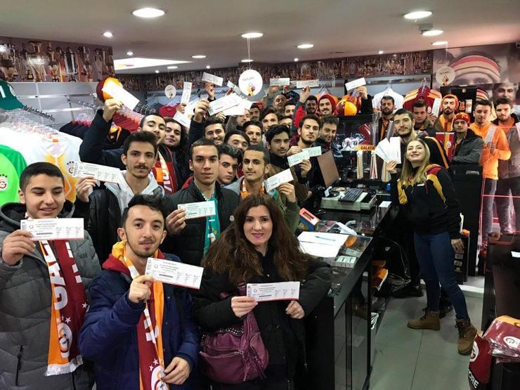 Açık antrenmanı izlemek isteyen Galatasaray taraftarları harekete geçti