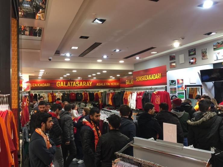 Açık antrenmanı izlemek isteyen Galatasaray taraftarları harekete geçti