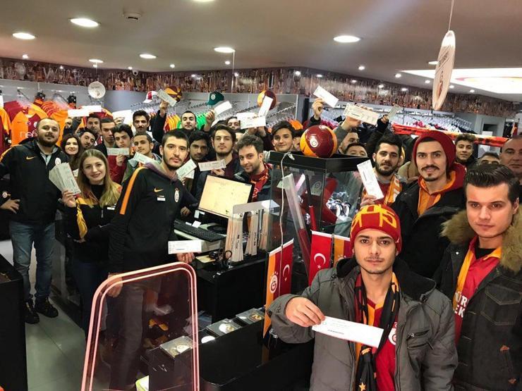 Açık antrenmanı izlemek isteyen Galatasaray taraftarları harekete geçti