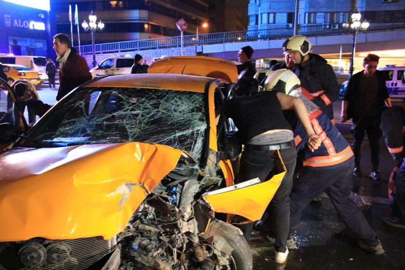 Taksi kontrolden çıktı: Ankarada korkunç kaza