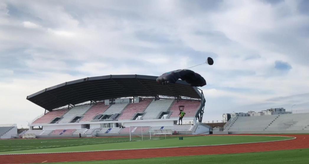Stadın aydınlatma direğinden paraşütle atladı