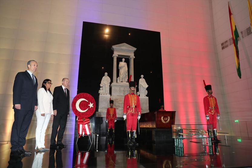 Cumhurbaşkanı Erdoğan Bolivarın mezarını ziyaret etti