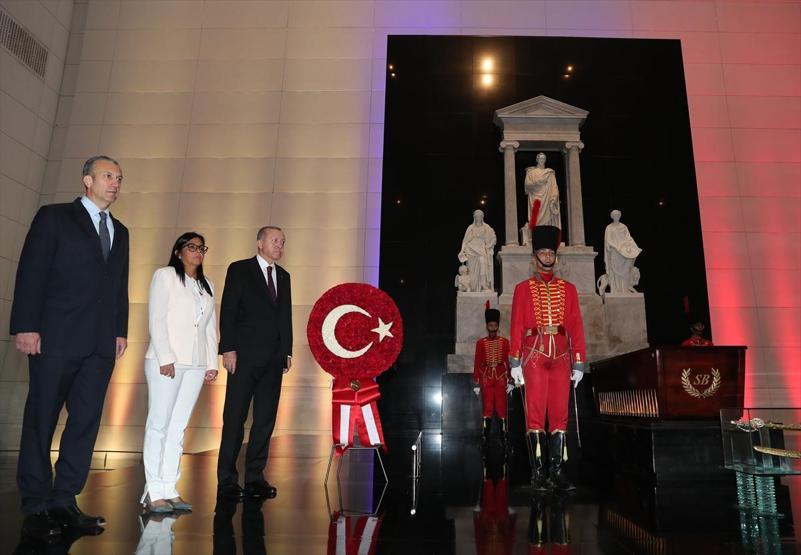 Cumhurbaşkanı Erdoğan Bolivarın mezarını ziyaret etti
