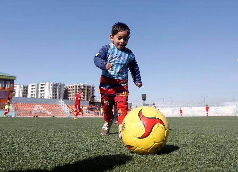 Poşetten Messi forması giyen Murtaza Ahmadinin ağlatan hikayesi