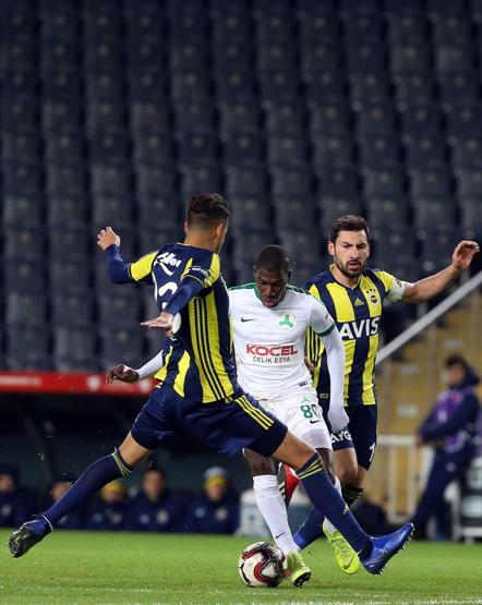 İslam Slimani gol sessizliğini bozdu
