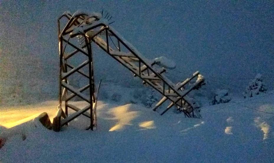 Antalya Saklıkentteki yoğun kar yağışı elektrik direklerini devirdi
