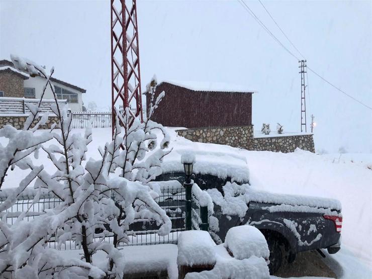 Antalya Saklıkentteki yoğun kar yağışı elektrik direklerini devirdi