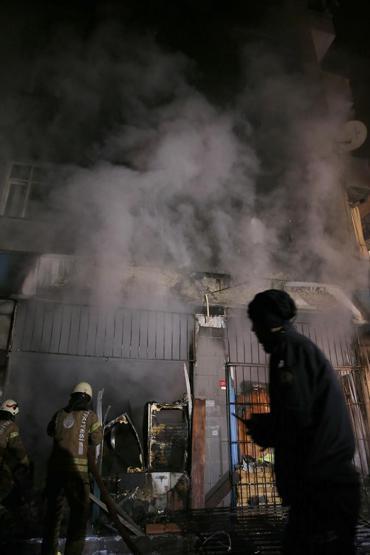 Fatihte beş katlı binada korkutan yangın