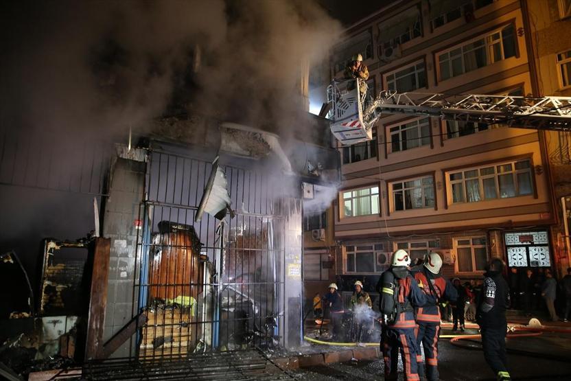 Fatihte beş katlı binada korkutan yangın