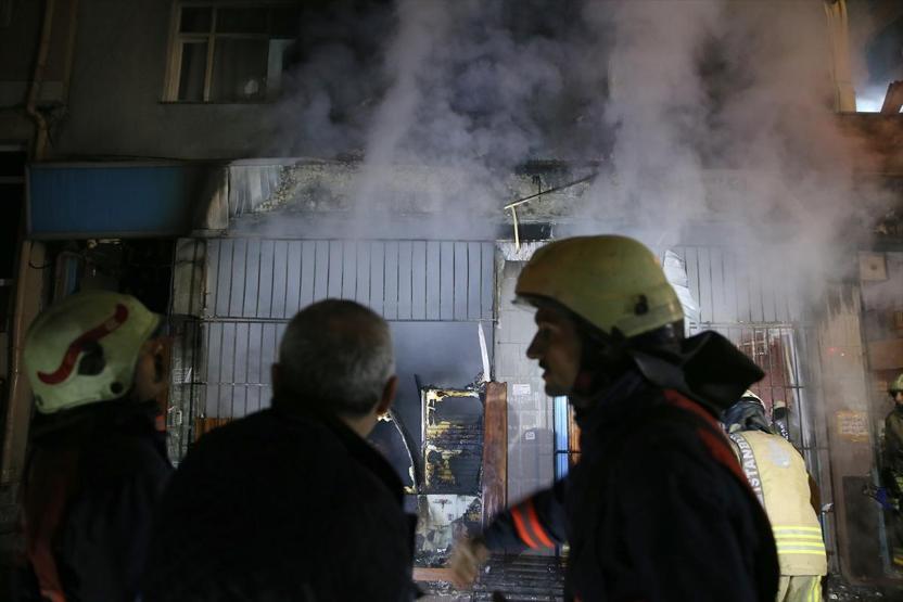Fatihte beş katlı binada korkutan yangın
