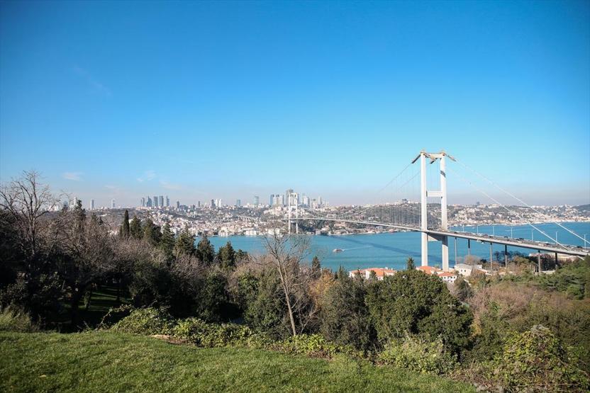 Boğaz manzaralı millet bahçesi