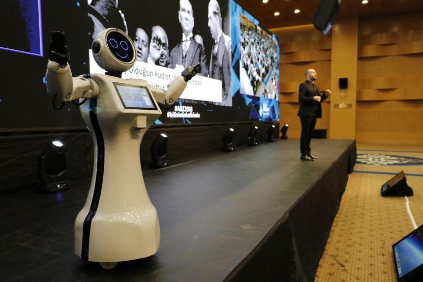 Sahneden düşen insansı robot parçalandı