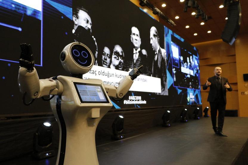 Sahneden düşen insansı robot parçalandı