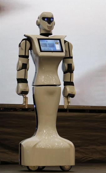 Sahneden düşen insansı robot parçalandı