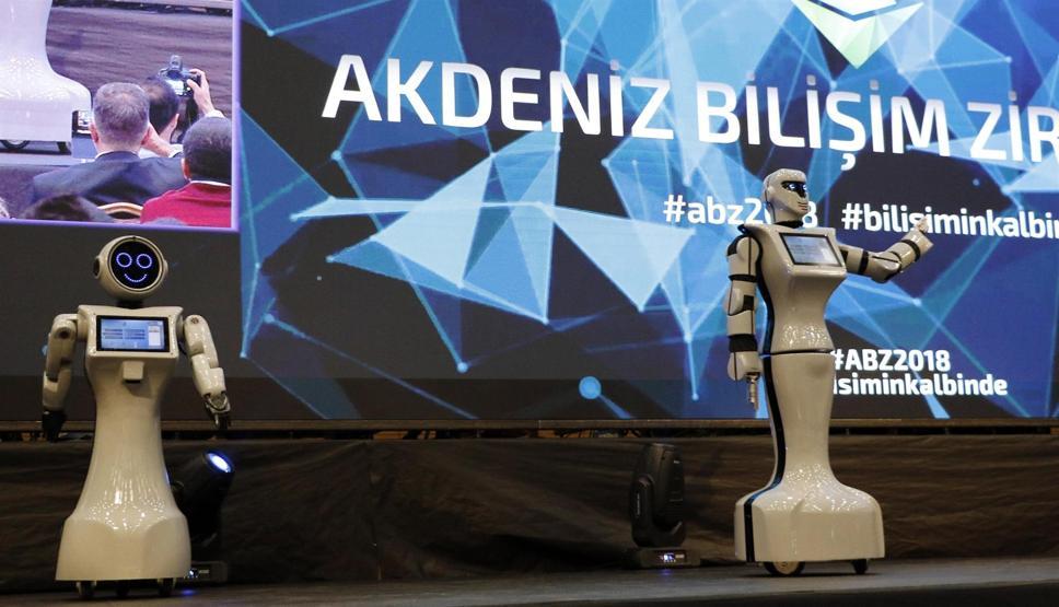 Sahneden düşen insansı robot parçalandı