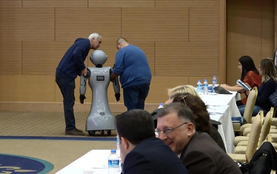 Sahneden düşen insansı robot parçalandı