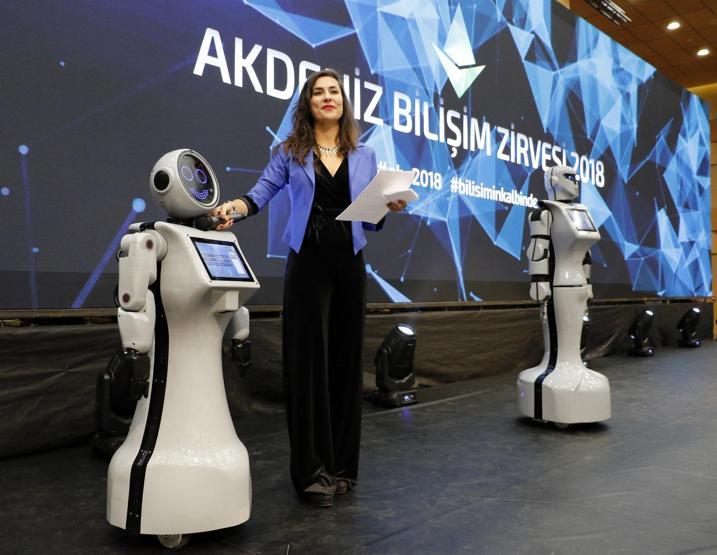 Sahneden düşen insansı robot parçalandı