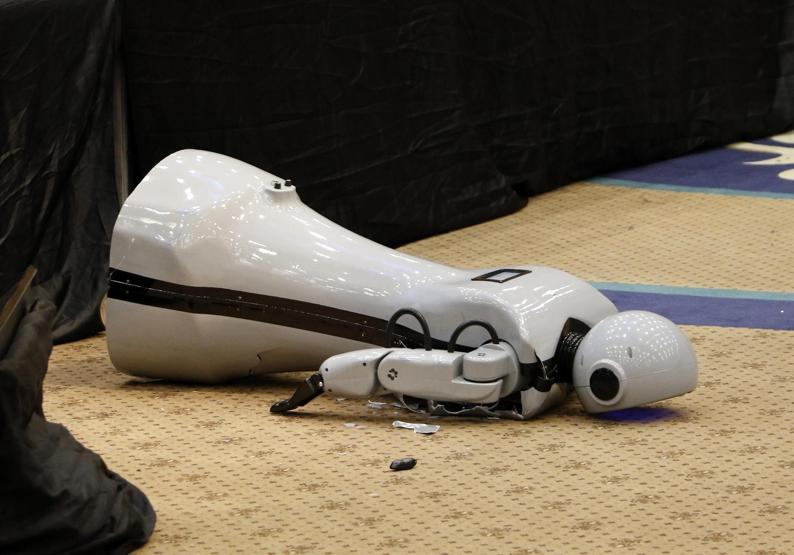 Sahneden düşen insansı robot parçalandı