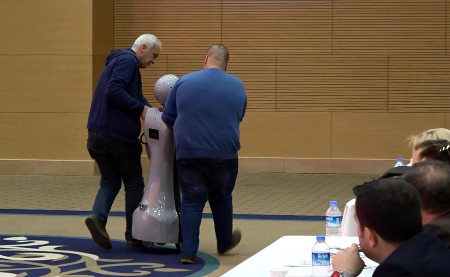 Sahneden düşen insansı robot parçalandı