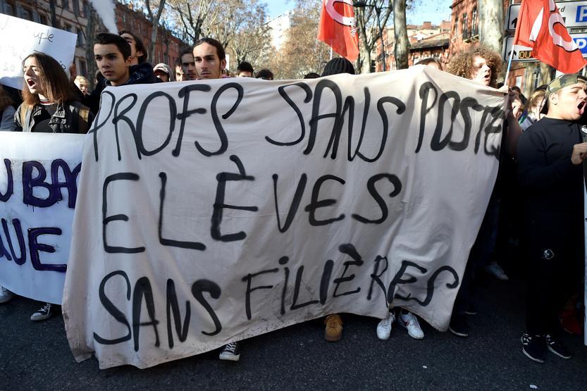 Fransada liselilerden Kara Salı eylemi