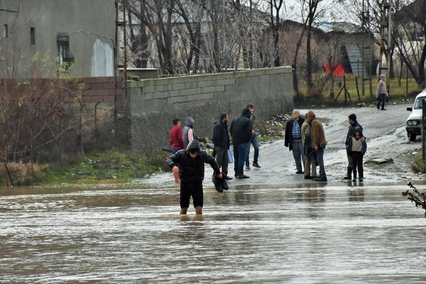 Dere taştı, ortaya bu görüntüler çıktı